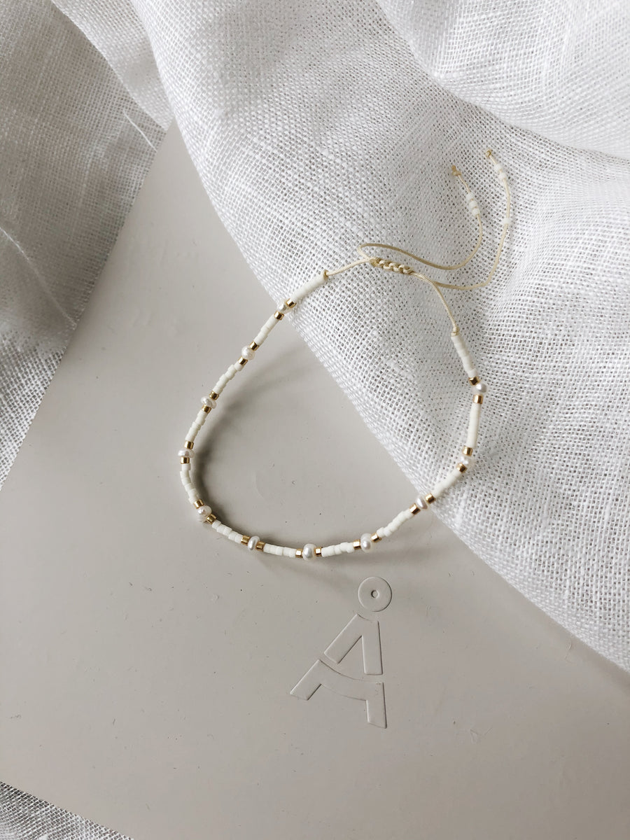 Bracelet pearl white with gold