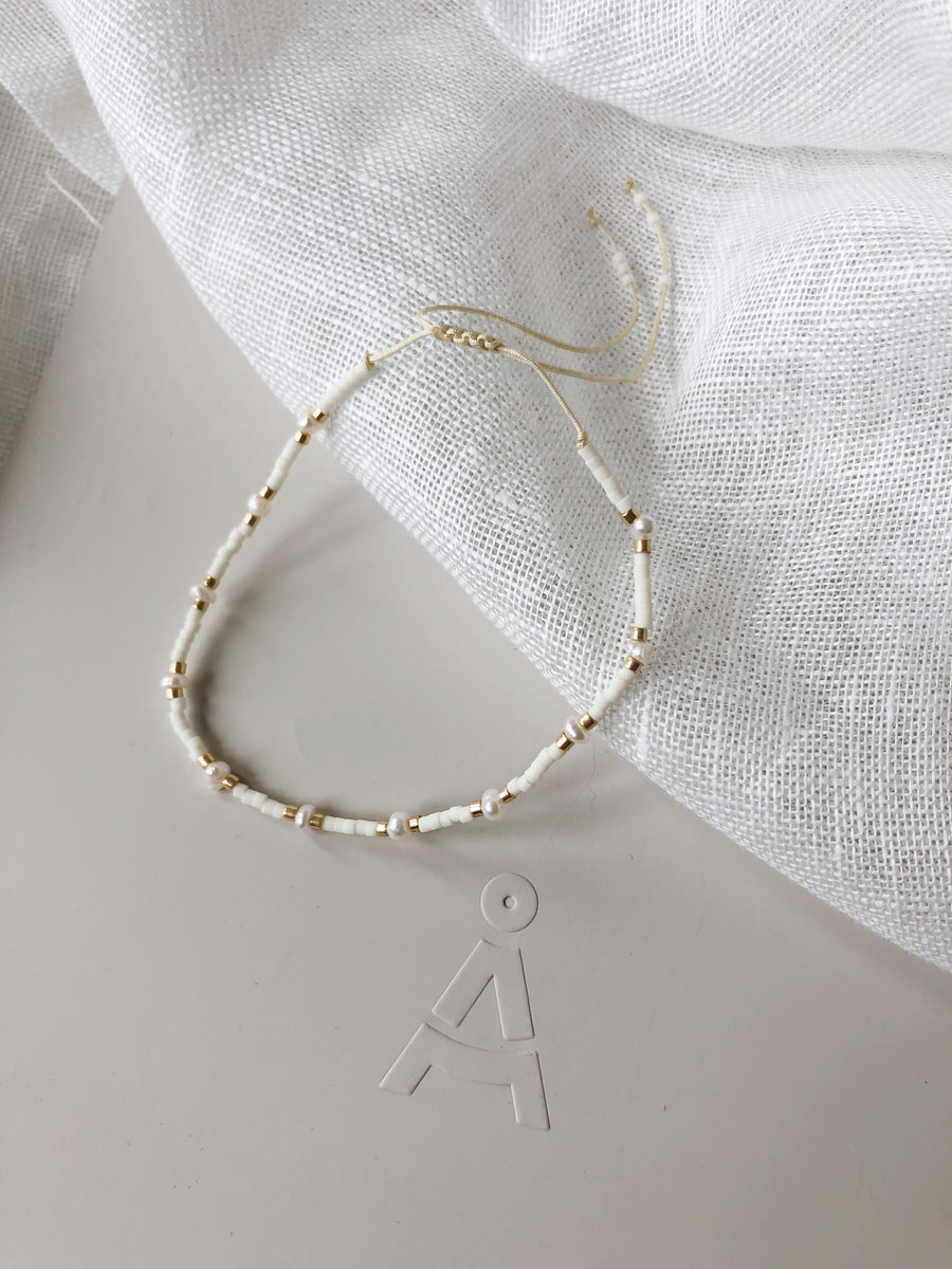 Bracelet pearl white with gold